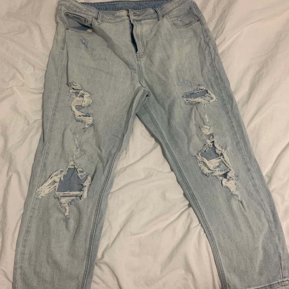 Ripped baggy jeans